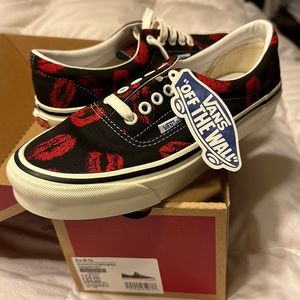 NWT AUTHENTIC VANS KISS LIPS WITH BOX SIZE 8.5 WOMEN